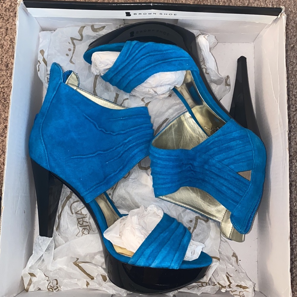 Carlos Santana Groove Parrot Blue Heels